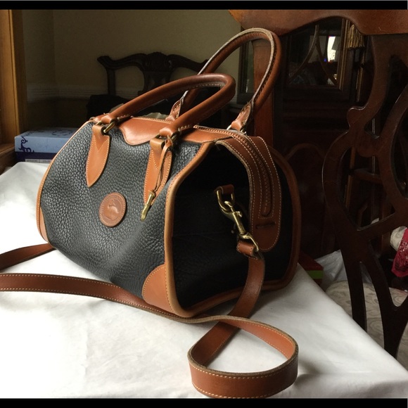 *SOLD* Dooney & Bourke AWL Large Satchel Shldr Bag Blk/Tn - Picture 2 of 16
